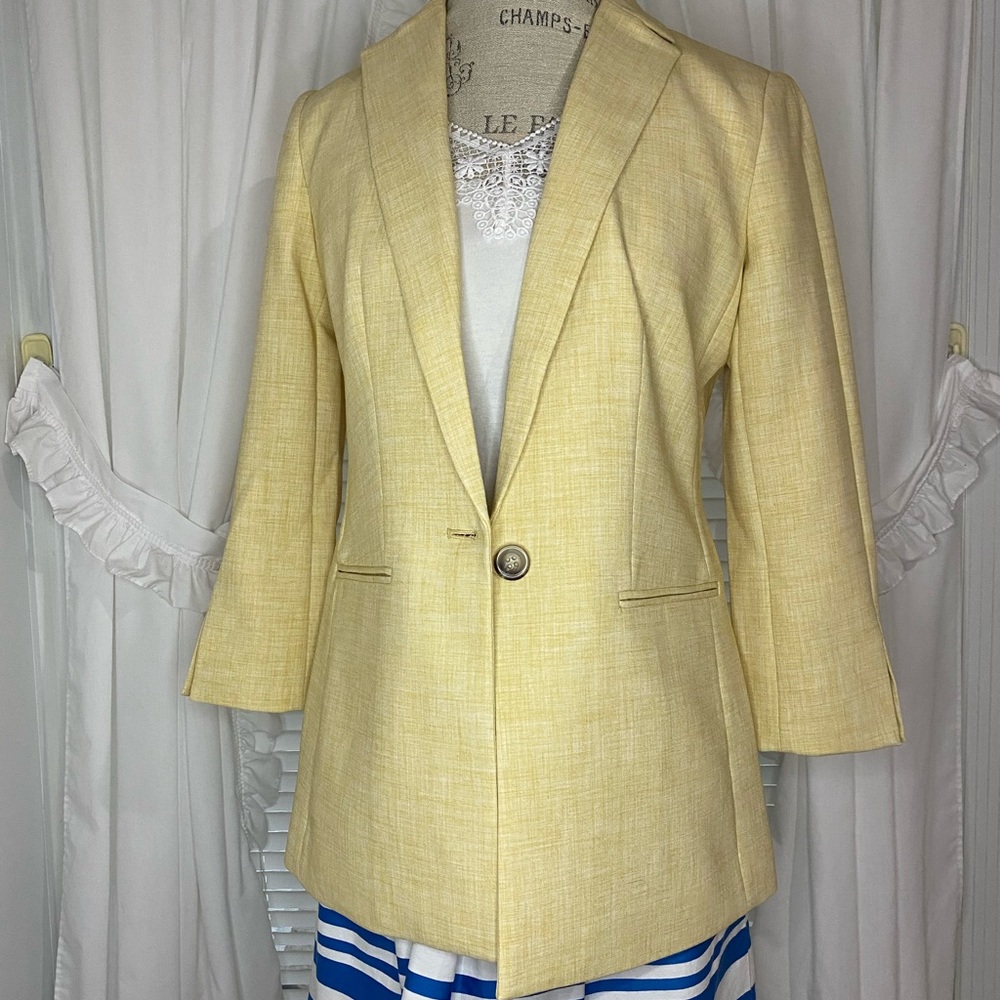 Ann Taylor  Pretty Yellow Butter Cup Size 2 Blazer.